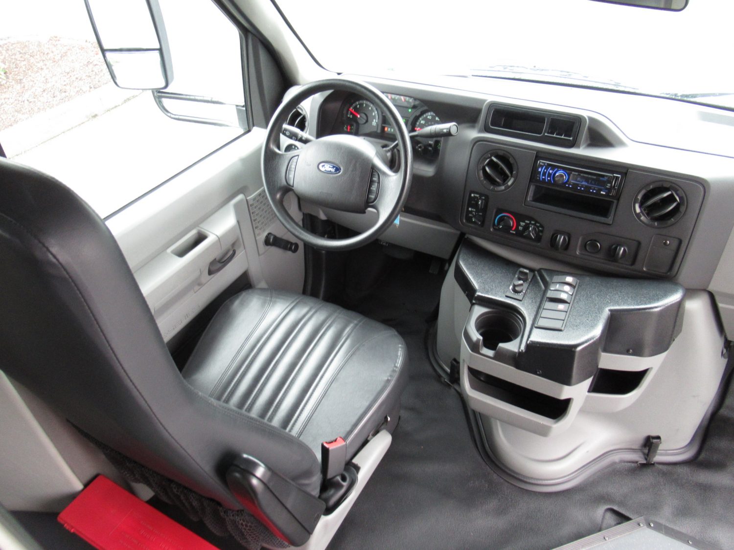 2016 Ford Goshen 25 Passenger + Rear Luggage Shuttle Bus - S50360 - Image 5