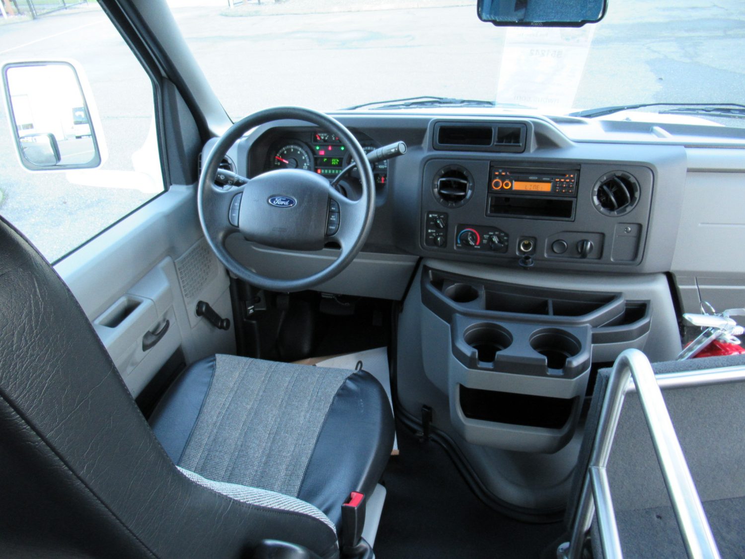 2019 Ford Starcraft Starquest - 14 Passenger w/Rear Luggage - S51242 - Image 5