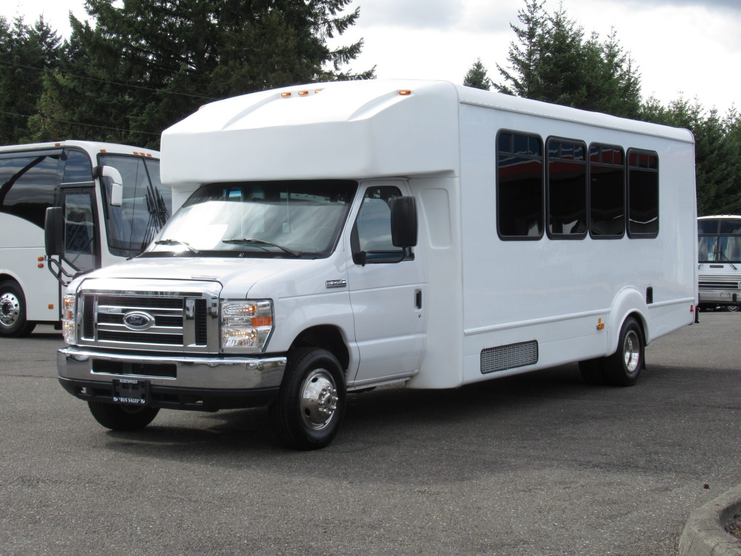 2016 Ford Goshen 25 Passenger + Rear Luggage Shuttle Bus - S32117 - Image 2