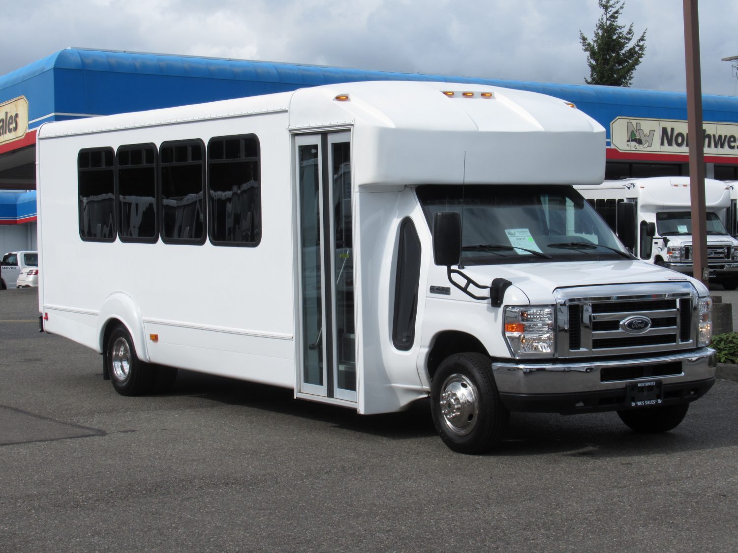 2016 Ford Goshen 25 Passenger + Rear Luggage Shuttle Bus - S32117