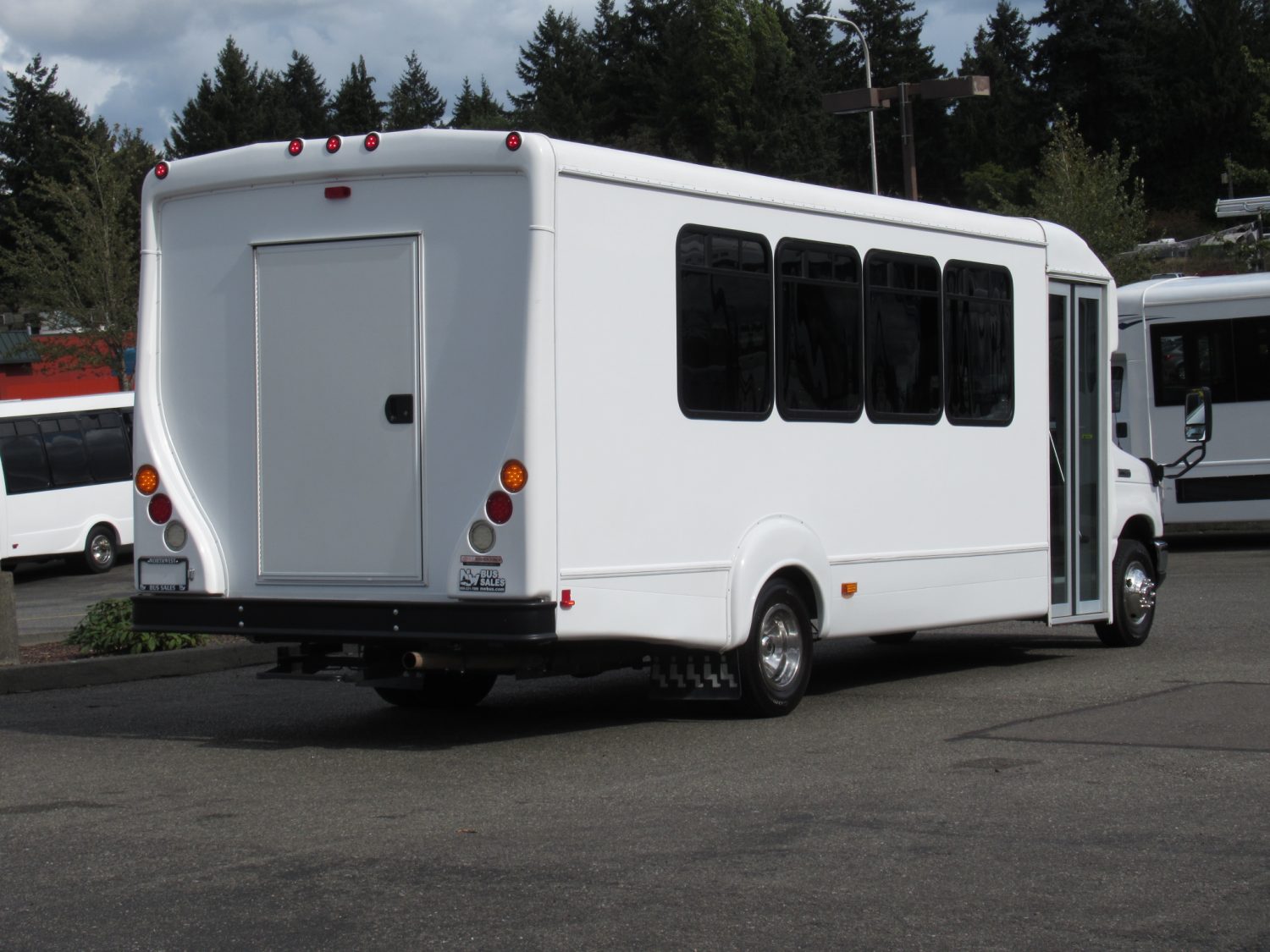 2016 Ford Goshen 25 Passenger + Rear Luggage Shuttle Bus - S32117 - Image 3