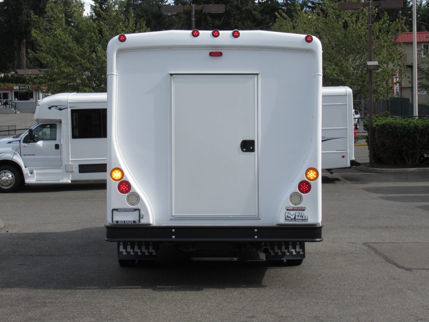 2016 Ford Goshen 25 Passenger + Rear Luggage Shuttle Bus - S32117 - Image 11