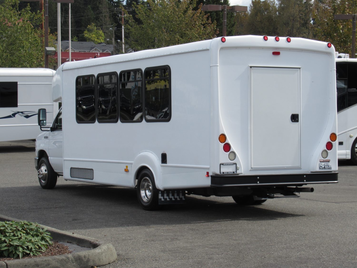 2016 Ford Goshen 25 Passenger + Rear Luggage Shuttle Bus - S32117 - Image 4