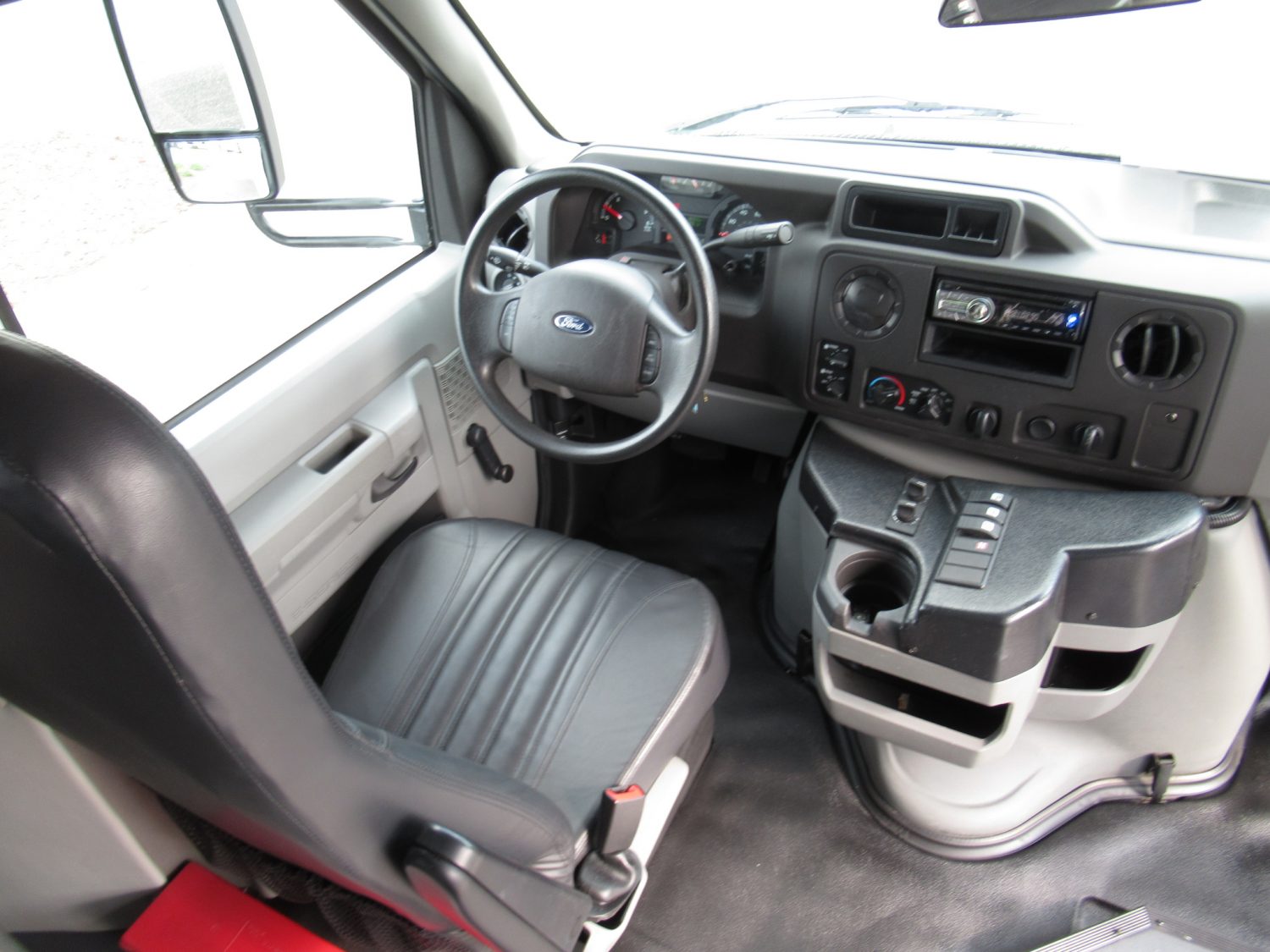 2016 Ford Goshen 25 Passenger + Rear Luggage Shuttle Bus - S32117 - Image 5