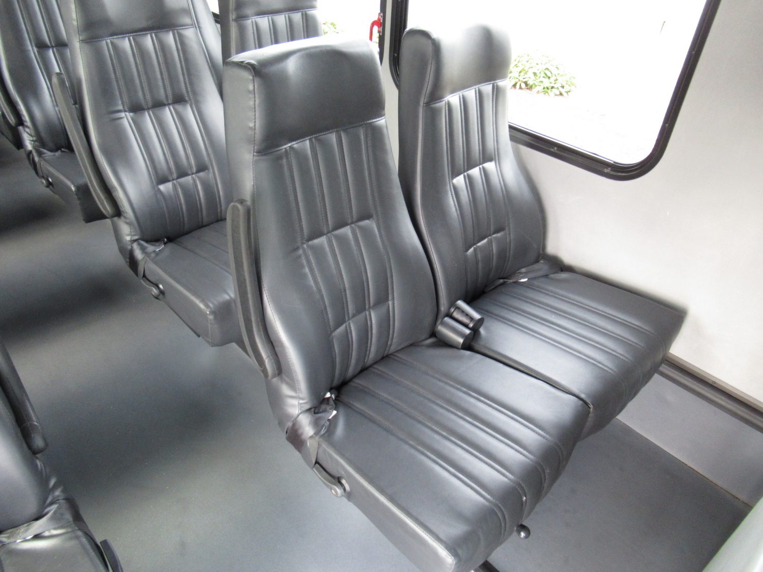 2016 Ford Goshen 25 Passenger + Rear Luggage Shuttle Bus - S32117 - Image 9