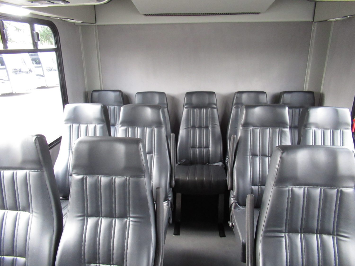 2016 Ford Goshen 25 Passenger + Rear Luggage Shuttle Bus - S32117 - Image 7