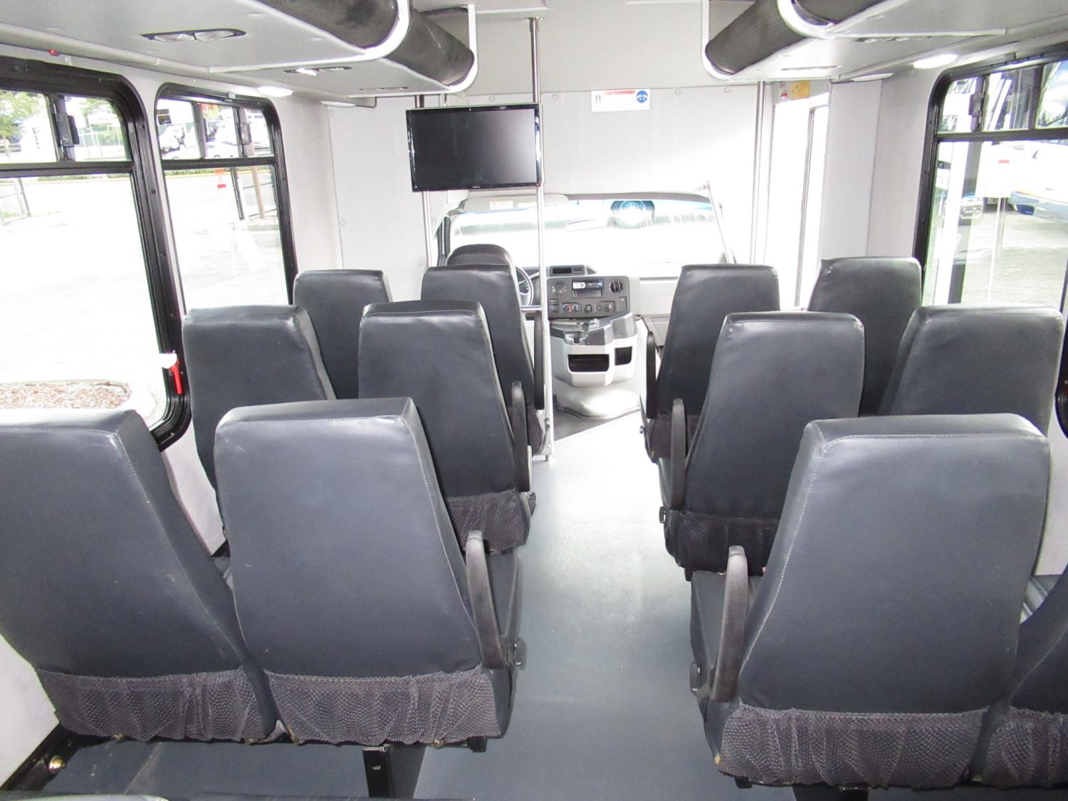 2016 Ford Goshen 25 Passenger + Rear Luggage Shuttle Bus - S32117 - Image 8