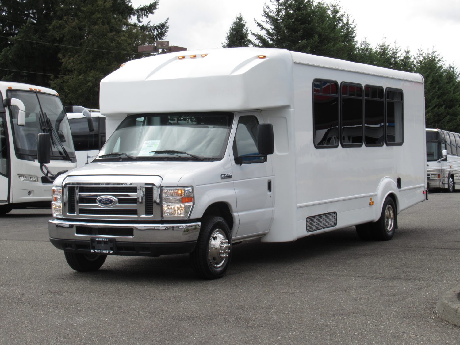 2016 Ford Goshen 25 Passenger + Rear Luggage Shuttle Bus - S05319 - Image 2