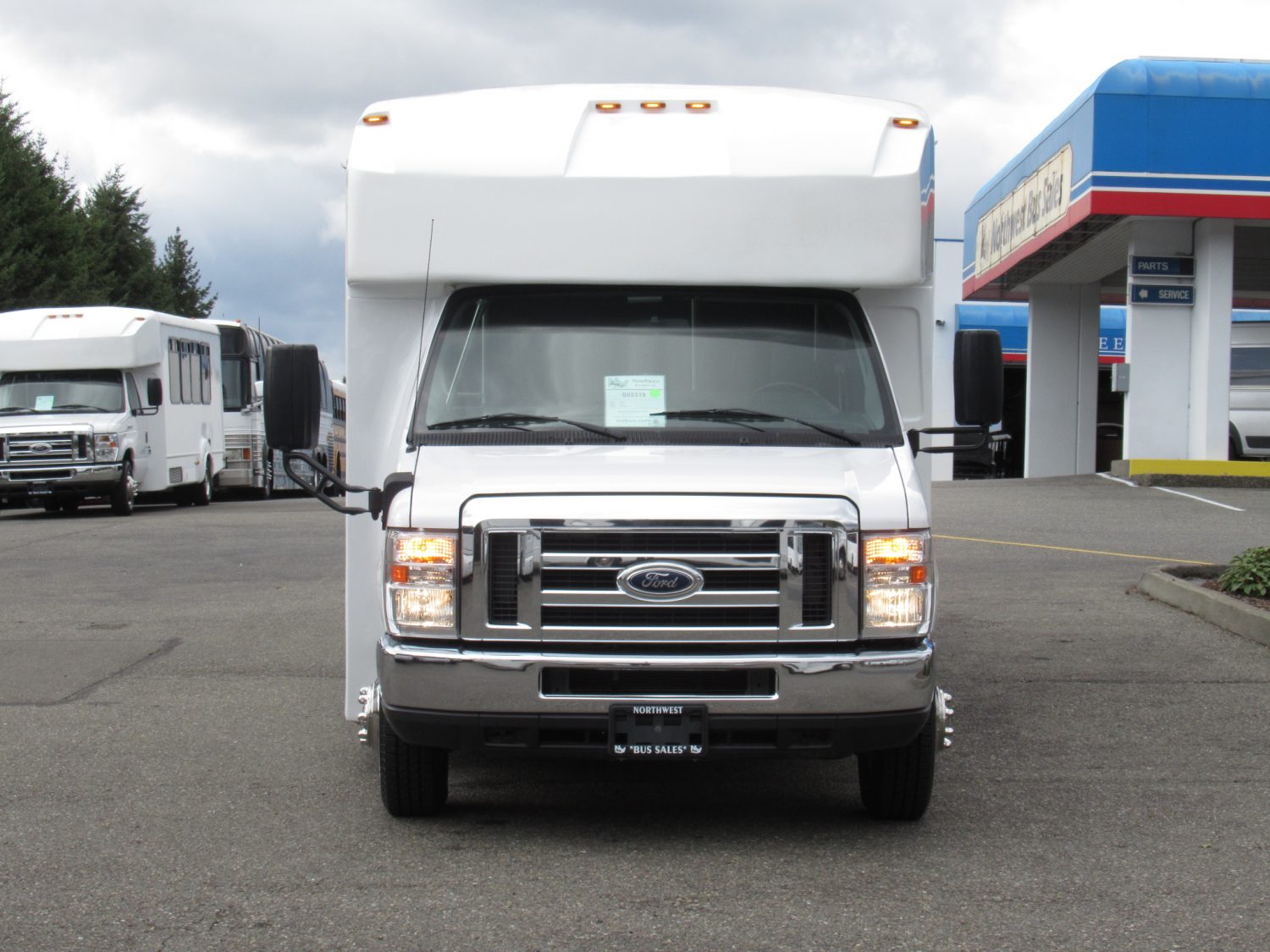 2016 Ford Goshen 25 Passenger + Rear Luggage Shuttle Bus - S05319 - Image 12