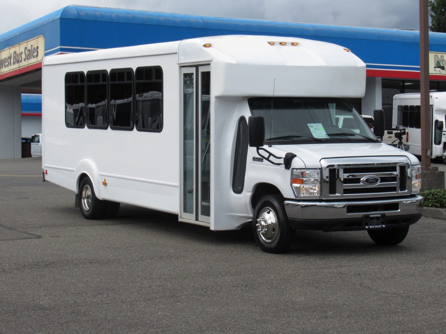 2016 Ford Goshen 25 Passenger + Rear Luggage Shuttle Bus - S05319