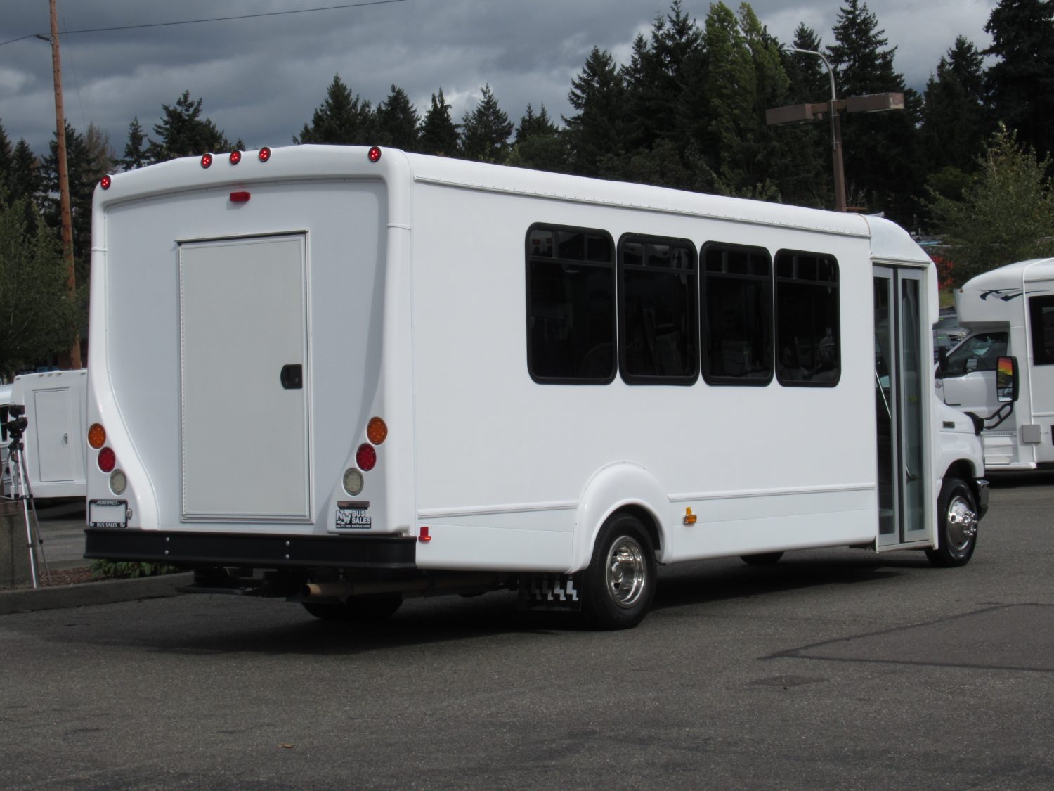 2016 Ford Goshen 25 Passenger + Rear Luggage Shuttle Bus - S05319 - Image 3