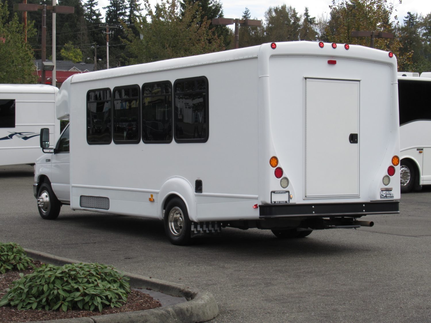 2016 Ford Goshen 25 Passenger + Rear Luggage Shuttle Bus - S05319 - Image 4