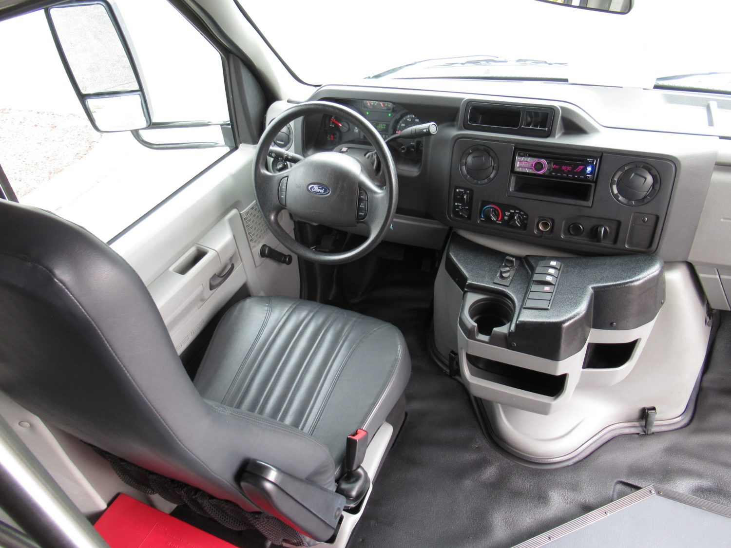 2016 Ford Goshen 25 Passenger + Rear Luggage Shuttle Bus - S05319 - Image 5