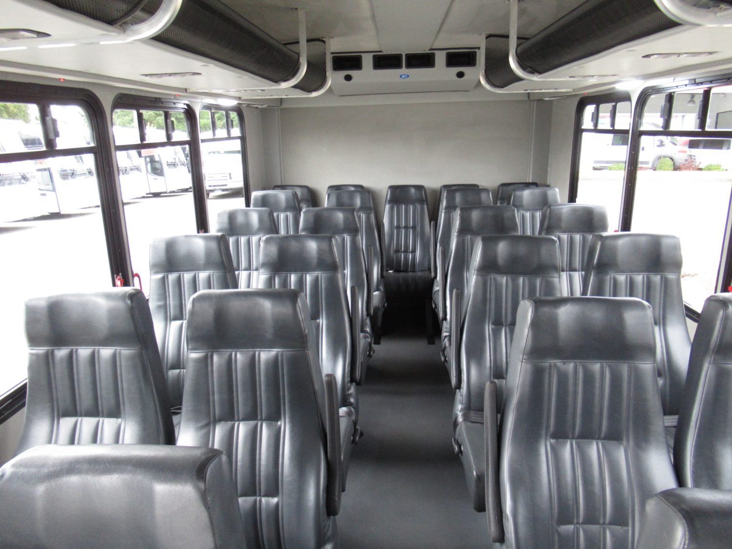 2016 Ford Goshen 25 Passenger + Rear Luggage Shuttle Bus - S05319 - Image 6