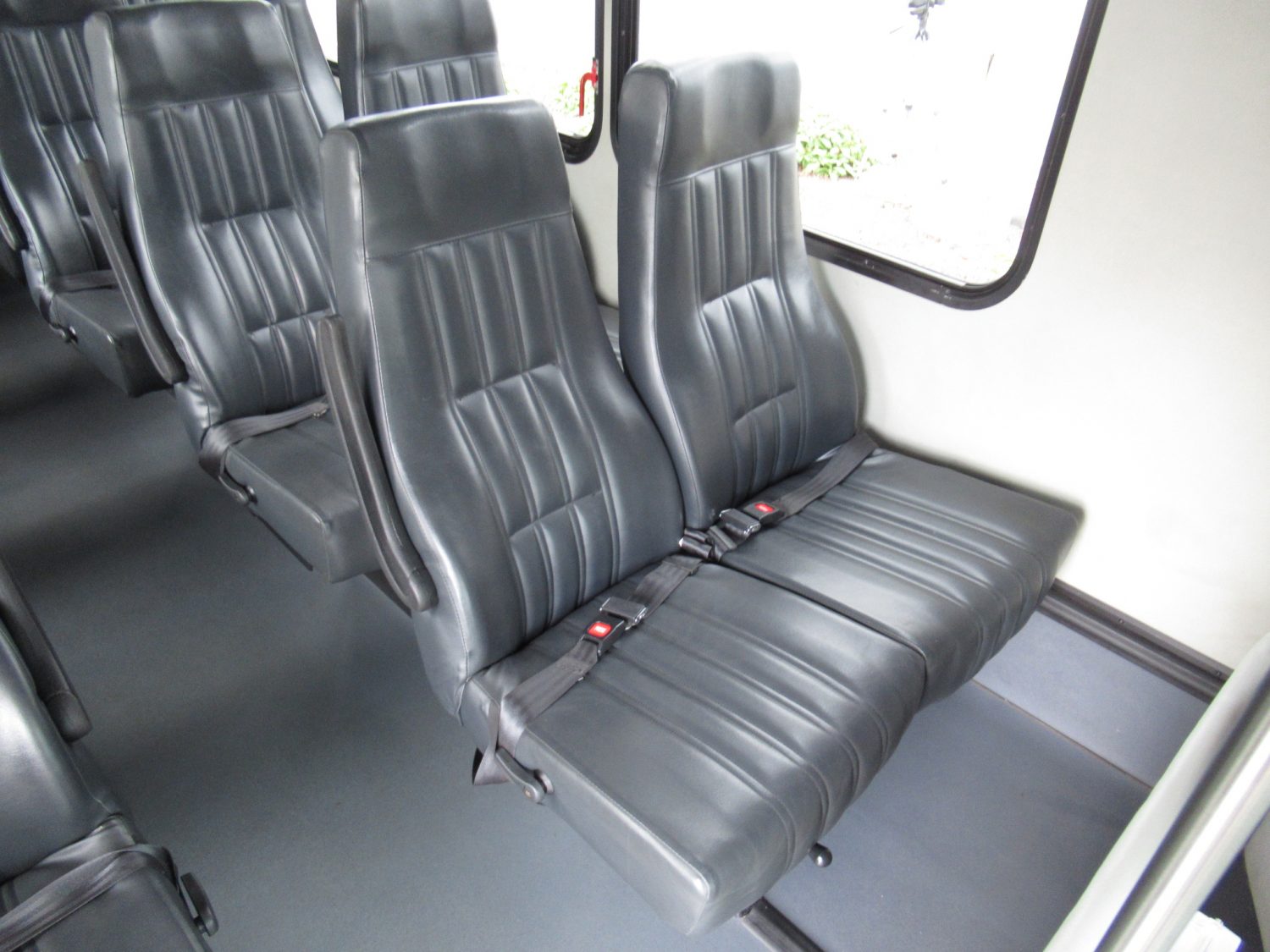 2016 Ford Goshen 25 Passenger + Rear Luggage Shuttle Bus - S05319 - Image 9