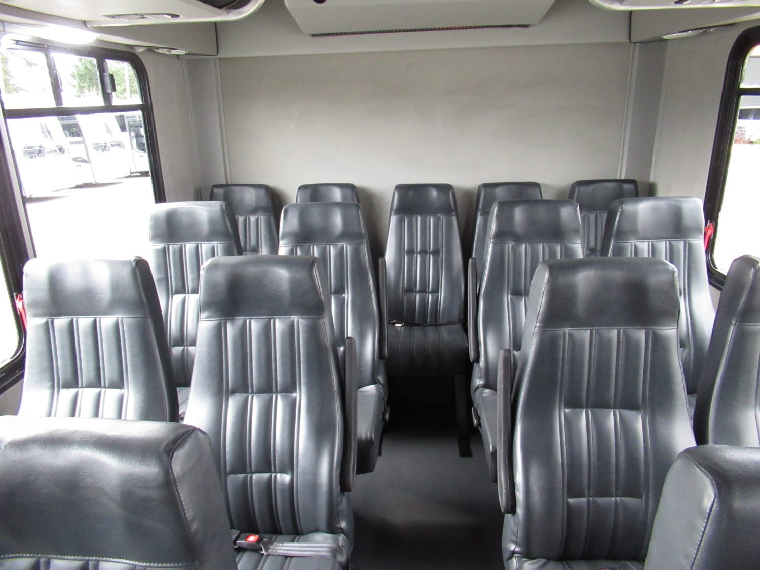 2016 Ford Goshen 25 Passenger + Rear Luggage Shuttle Bus - S05319 - Image 7