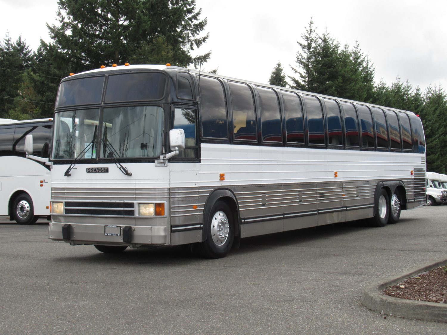 1999 Prevost Le Mirage XL 55 Passenger Coach Bus - C26940 - Image 2