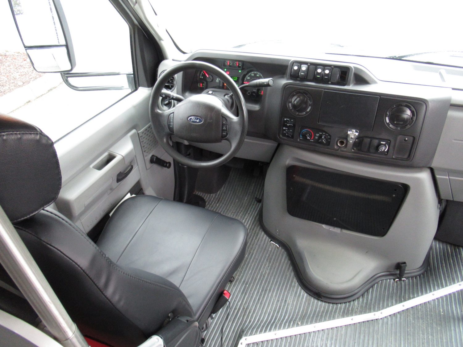 2015 Ford Eldorado Aerotech 14 Passenger Interior Luggage Shuttle Bus - S00658 - Image 5