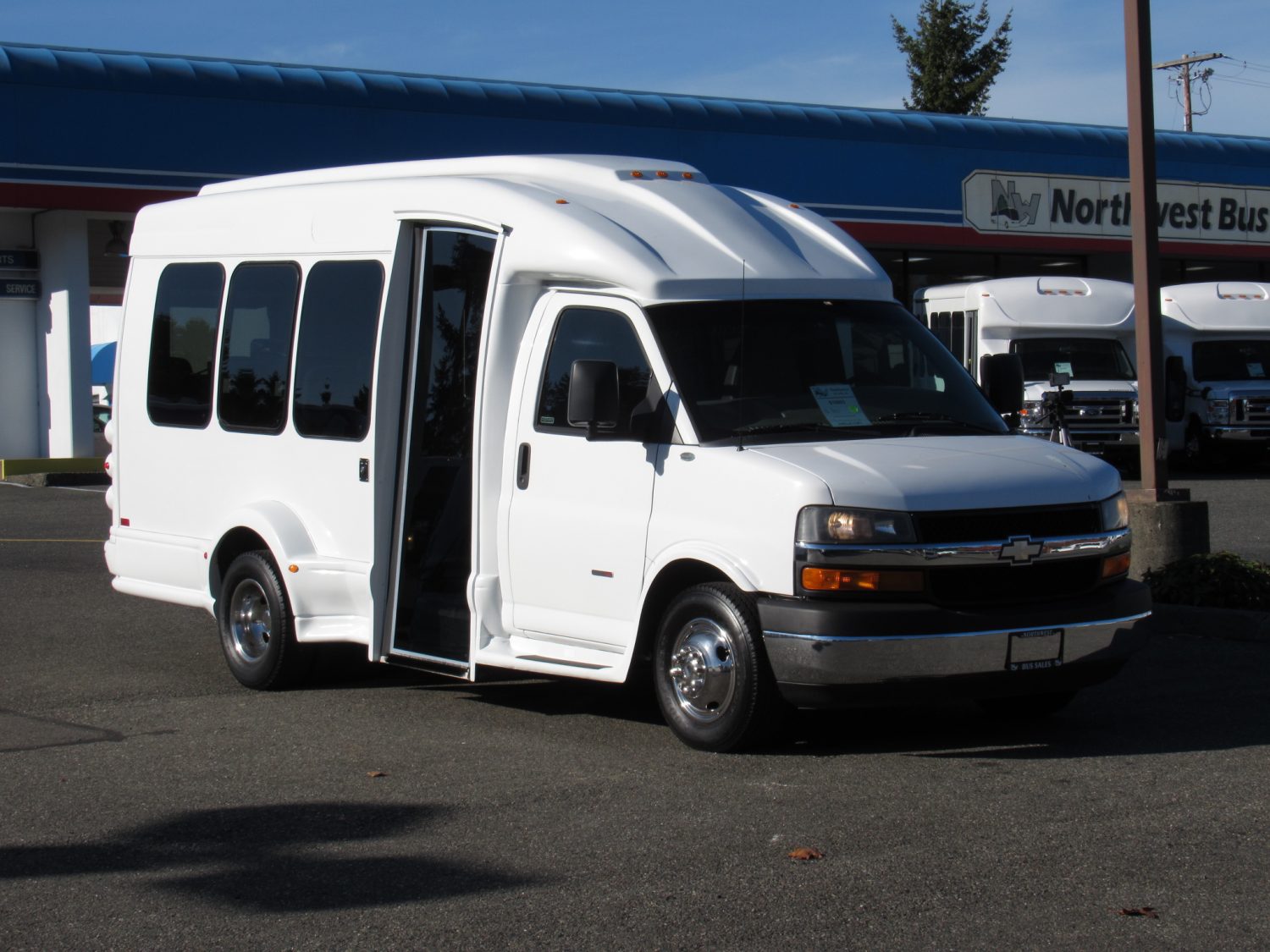 2011 Chevrolet Turtle Top 13 Passenger Shuttle Bus - S16003