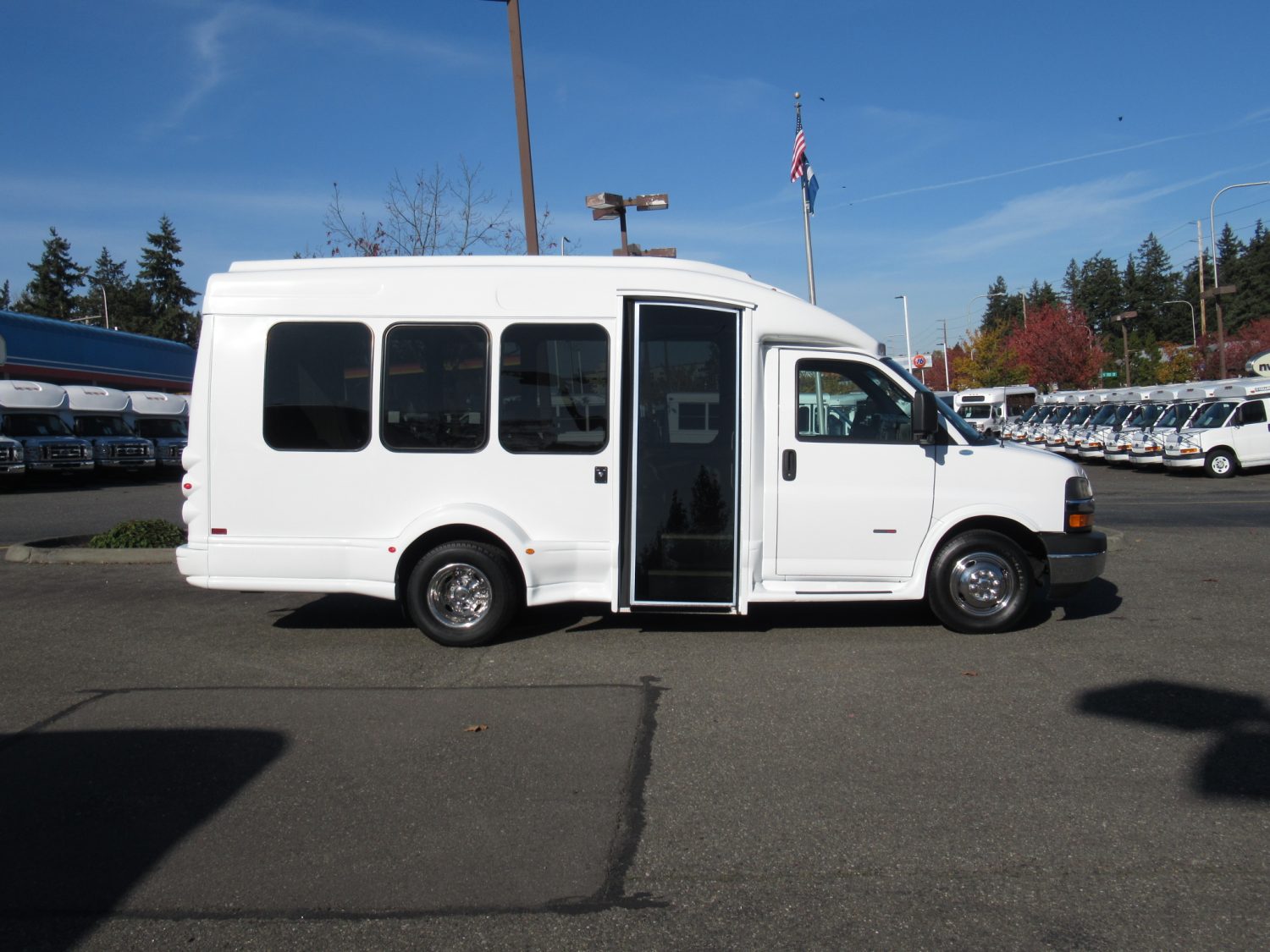 2011 Chevrolet Turtle Top 13 Passenger Shuttle Bus - S16003 - Image 10