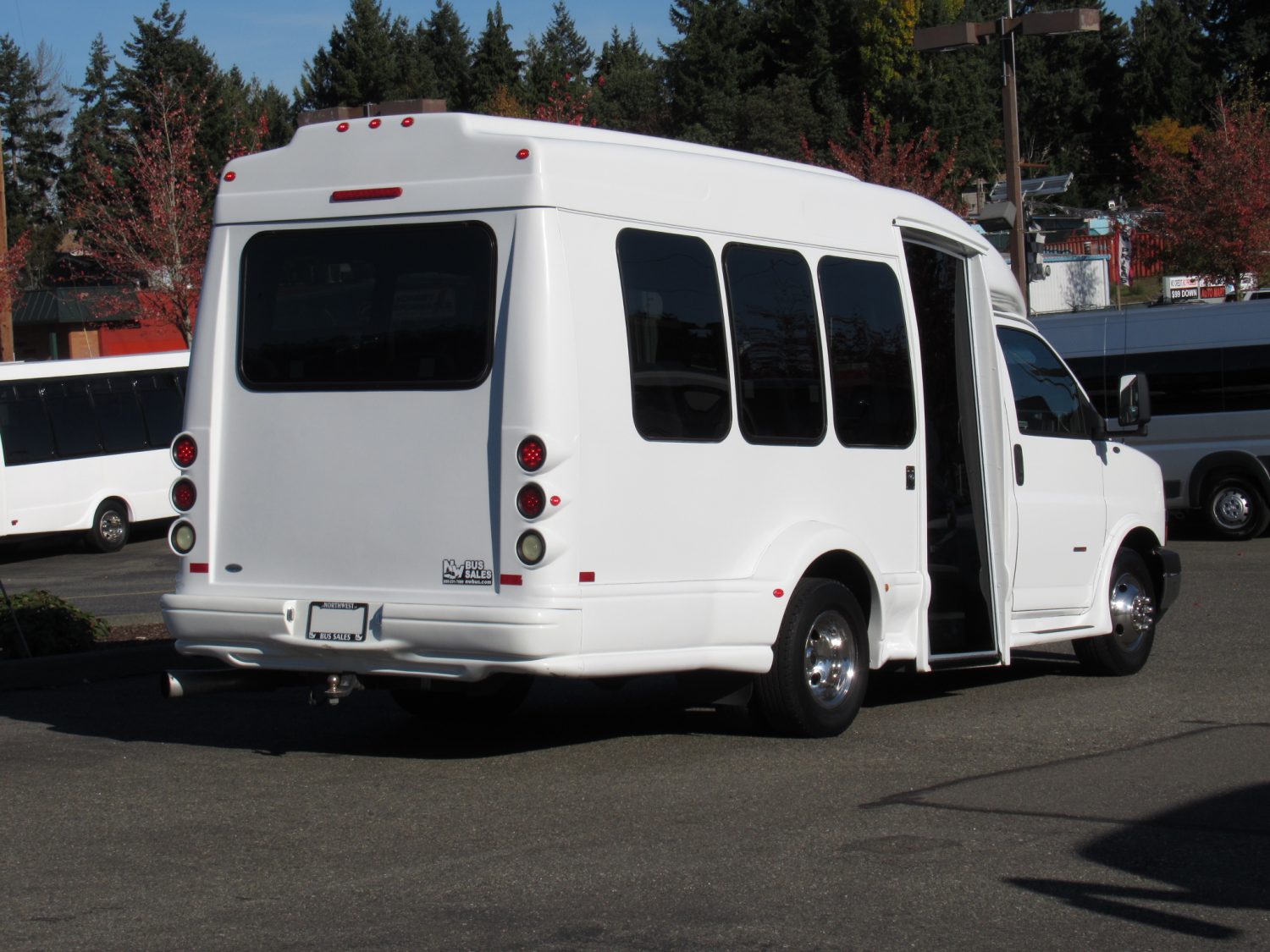 2011 Chevrolet Turtle Top 13 Passenger Shuttle Bus - S16003 - Image 3
