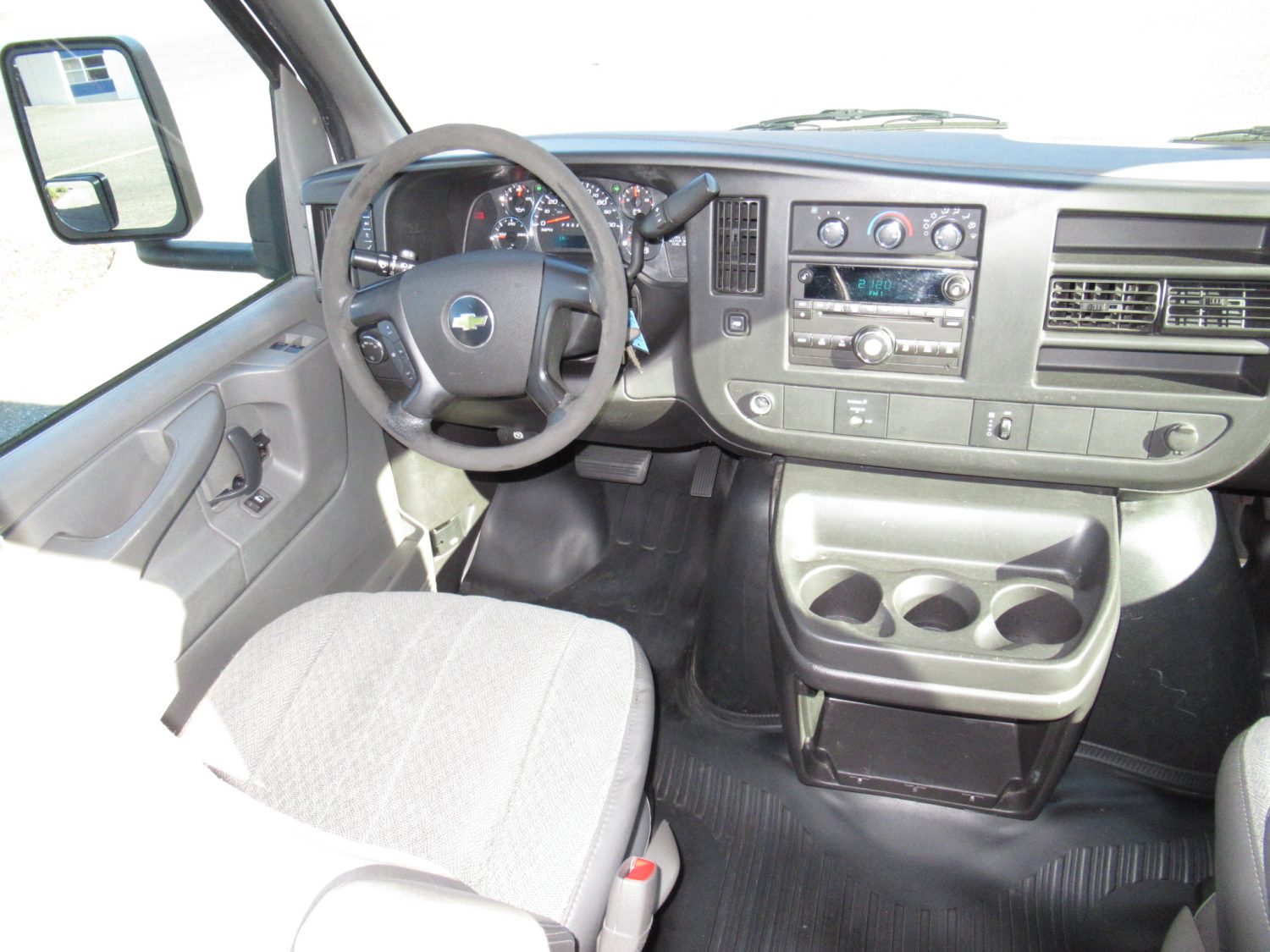 2011 Chevrolet Turtle Top 13 Passenger Shuttle Bus - S16003 - Image 5