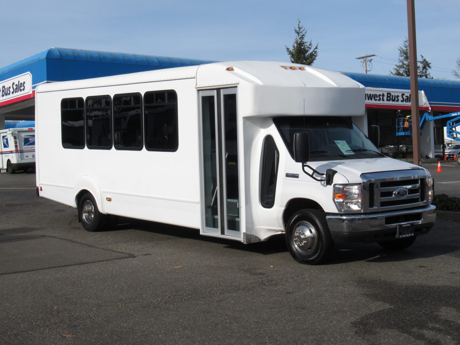 2016 Ford Goshen 25 Passenger + Rear Luggage Shuttle Bus - S21010