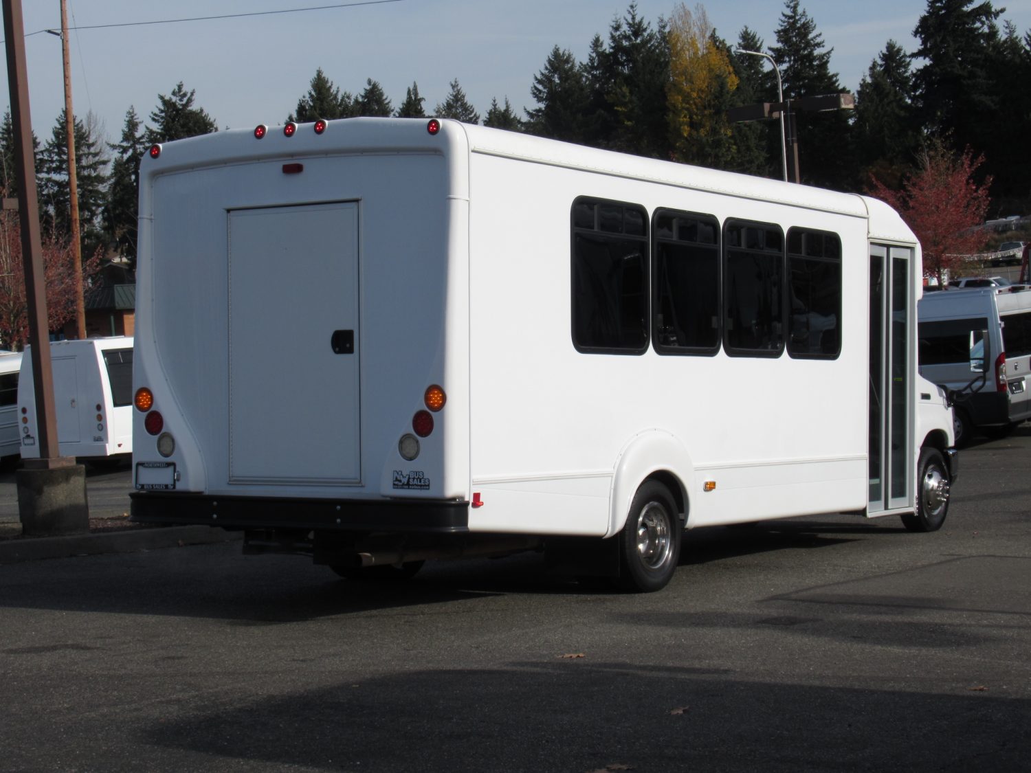 2016 Ford Goshen 25 Passenger + Rear Luggage Shuttle Bus - S21010 - Image 3