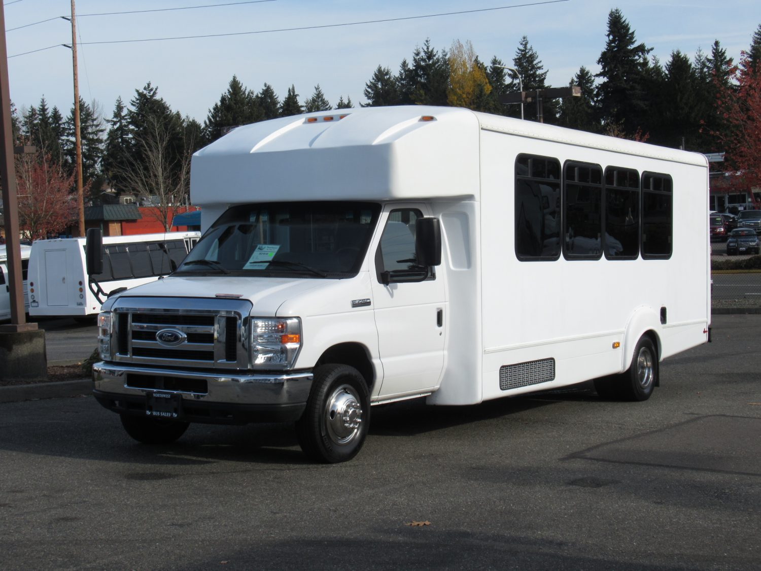 2016 Ford Goshen 25 Passenger + Rear Luggage Shuttle Bus - S21010 - Image 2