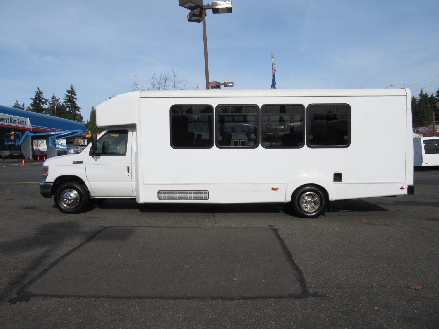 2016 Ford Goshen 25 Passenger + Rear Luggage Shuttle Bus - S21010 - Image 9