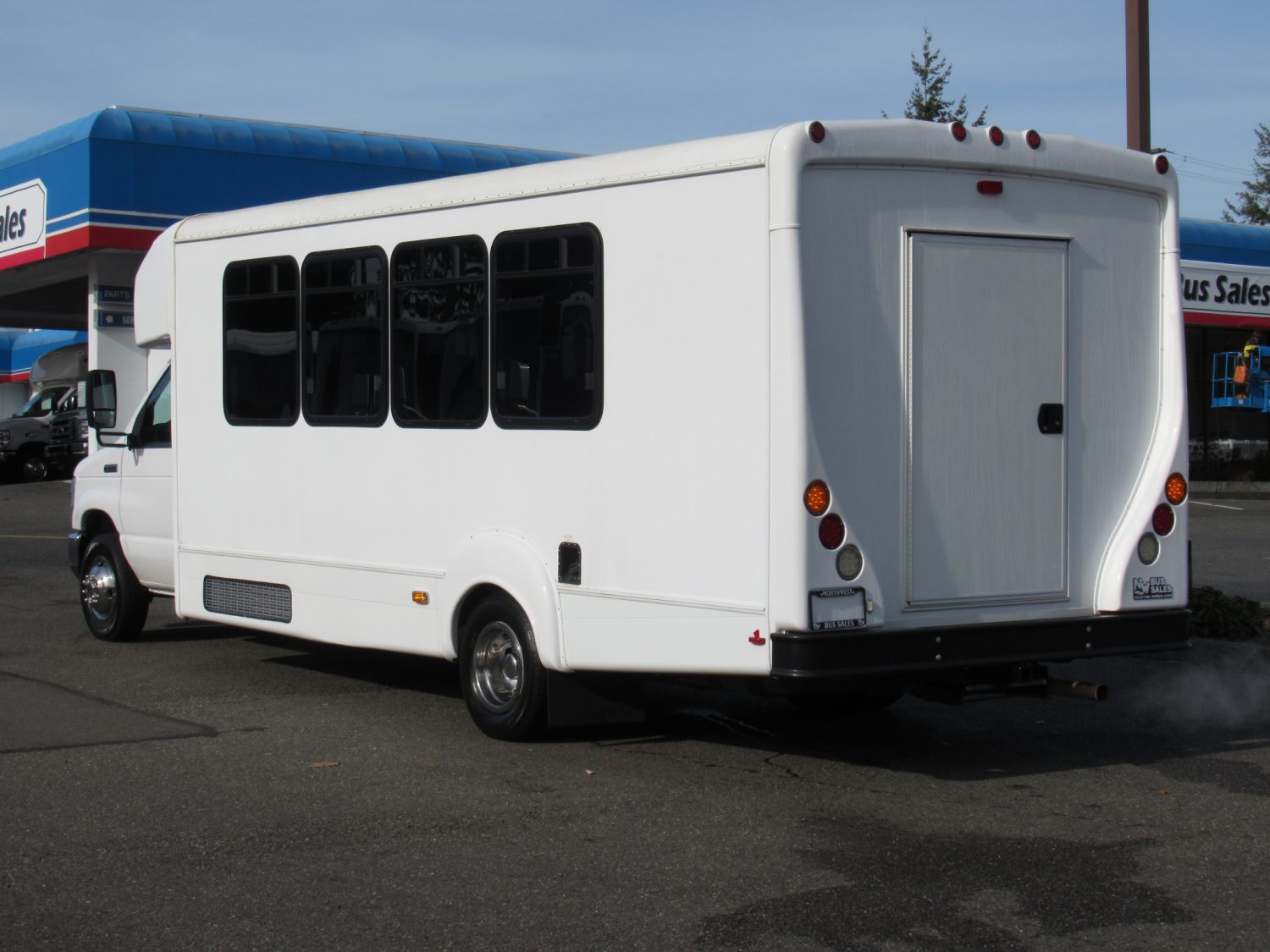 2016 Ford Goshen 25 Passenger + Rear Luggage Shuttle Bus - S21010 - Image 4