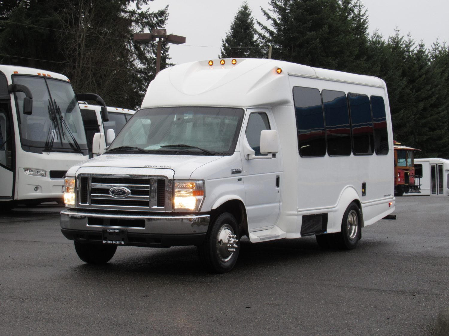 2014 Ford Starcraft Starquest - 14 Passenger Shuttle Bus - S46464 - Image 2