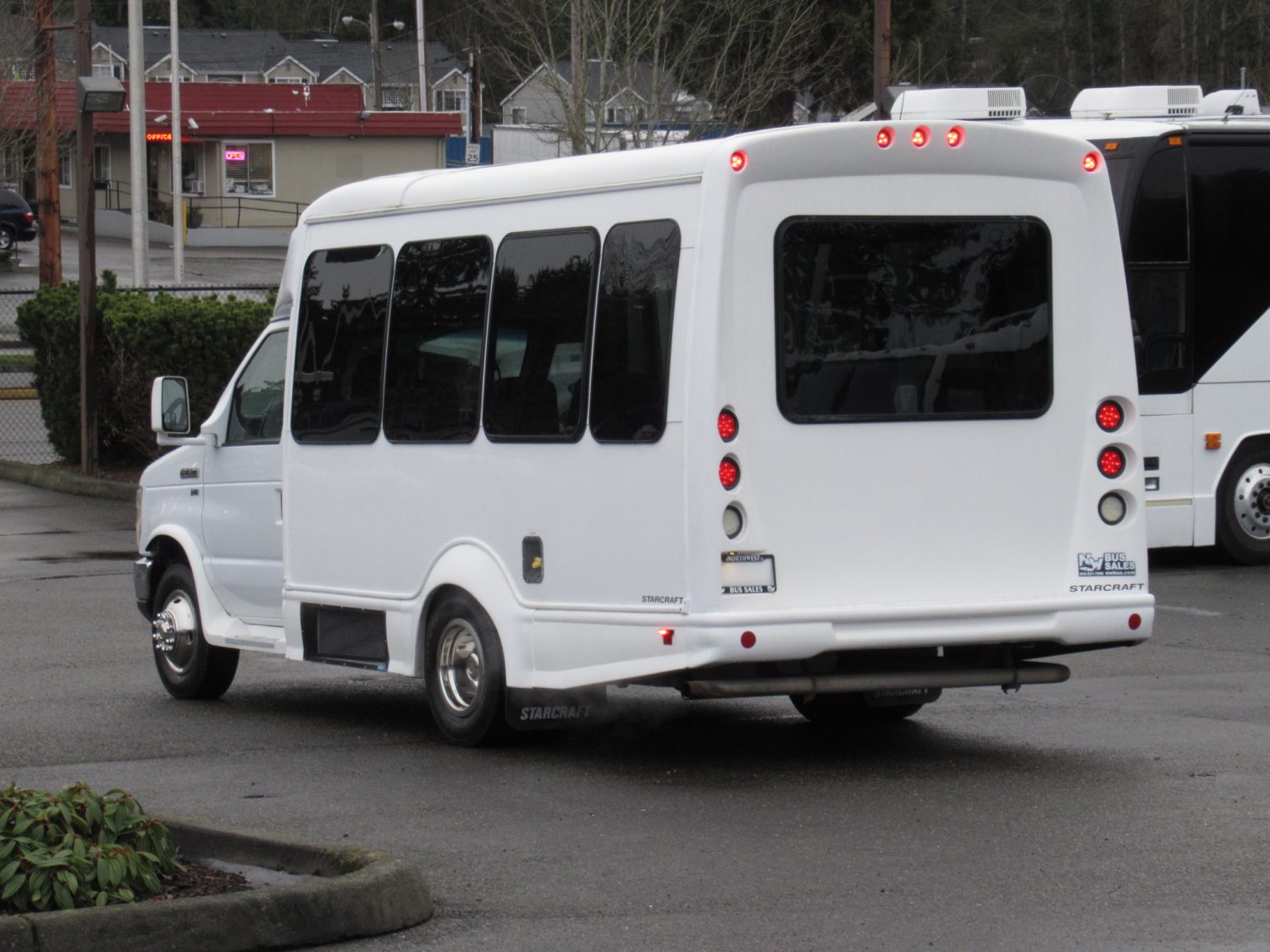 2014 Ford Starcraft Starquest - 14 Passenger Shuttle Bus - S46464 - Image 4