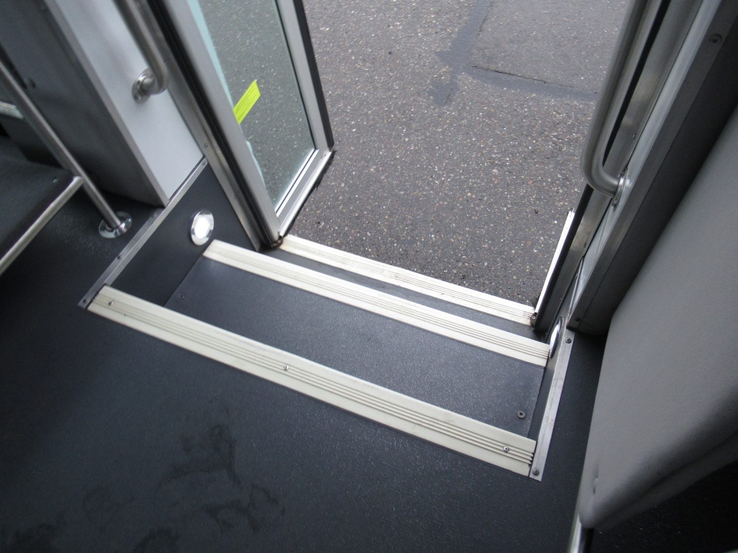 2014 Ford Starcraft Starquest - 14 Passenger Shuttle Bus - S46464 - Image 10