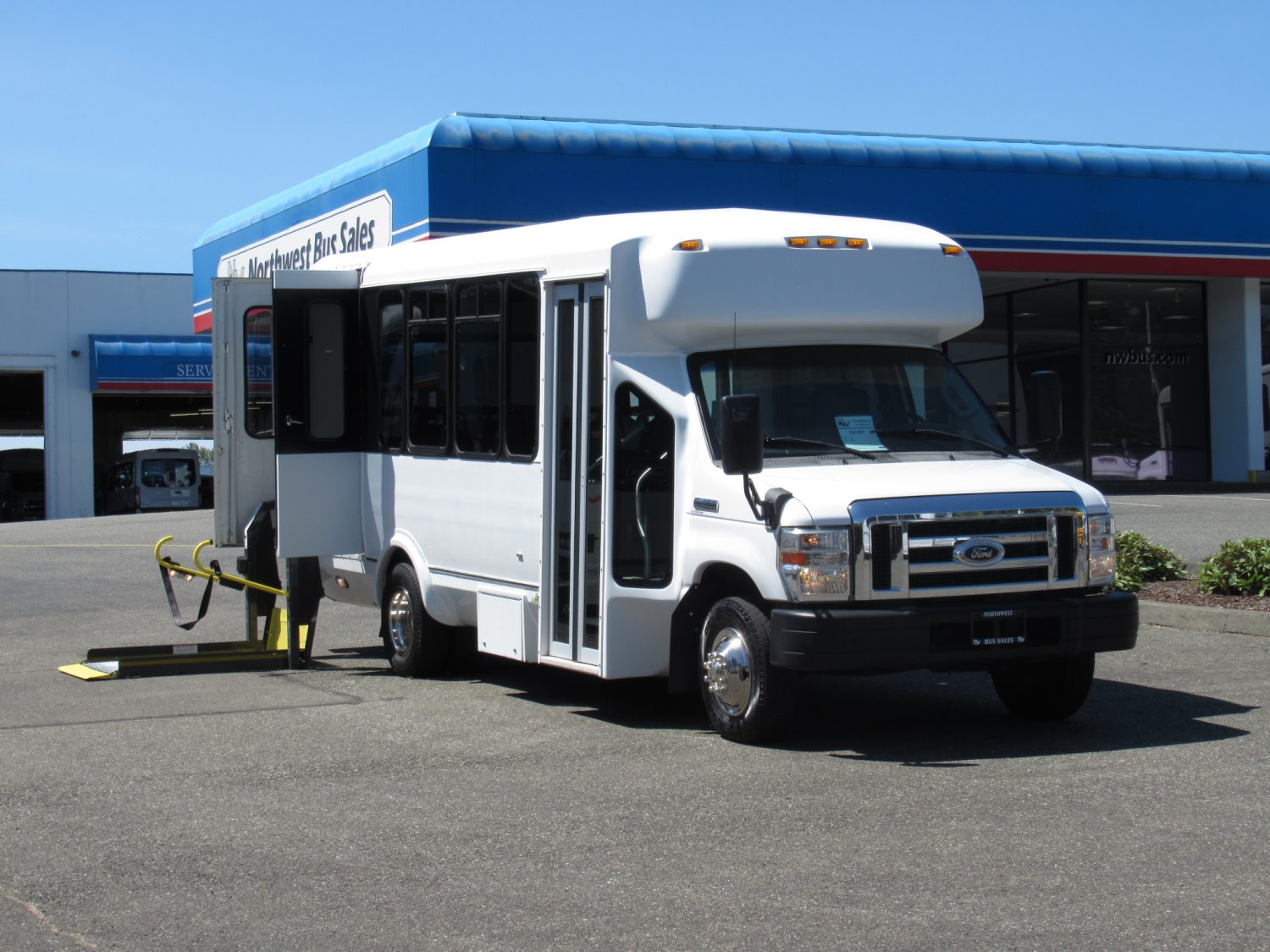 2009 Ford Eldorado Aerotech 12 + 2 ADA Shuttle Bus for Sale - S21257