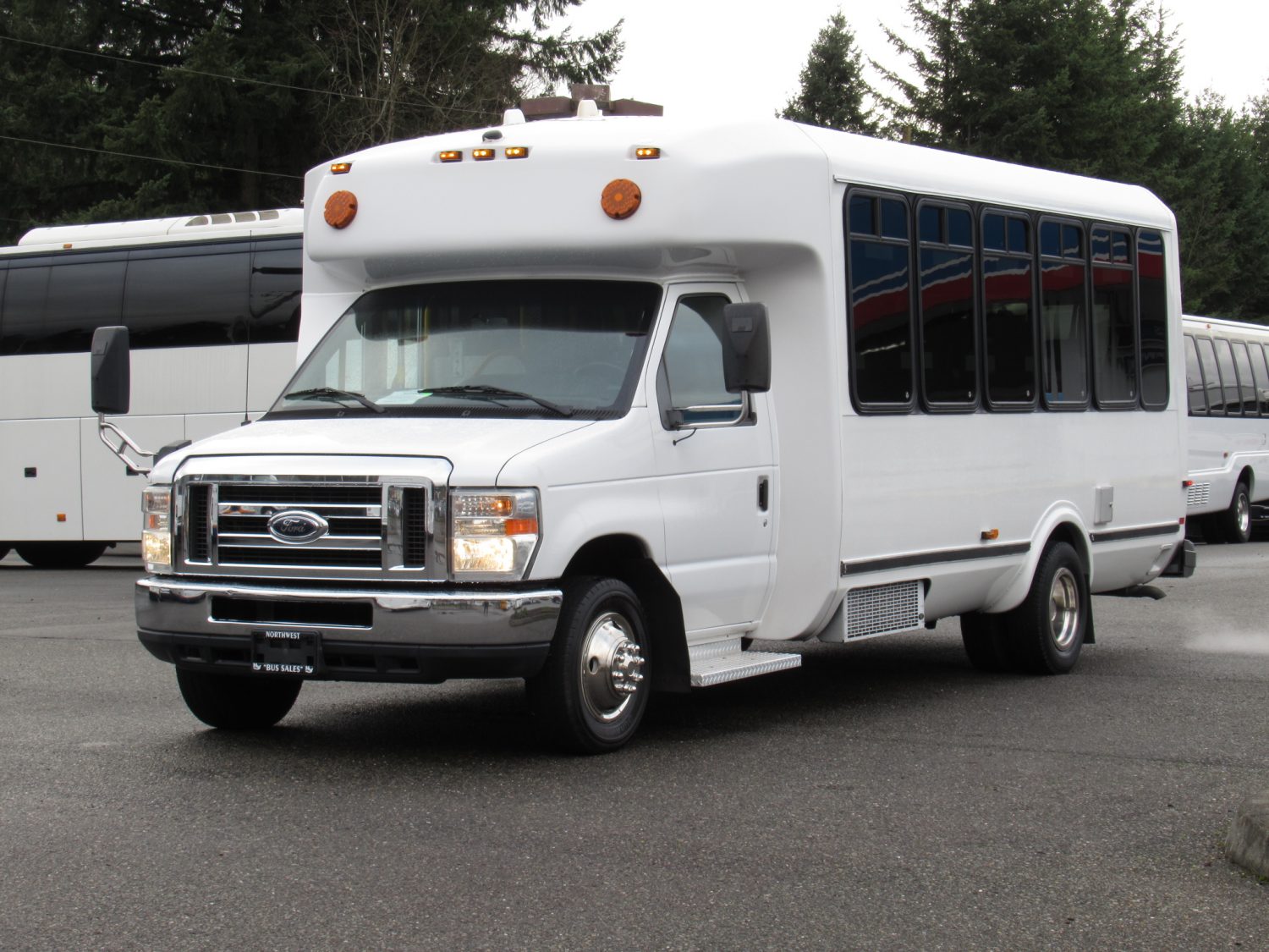 2012 Ford Eldorado Aerotech 13 Passenger ADA Shuttle Bus - S41452 - Image 2