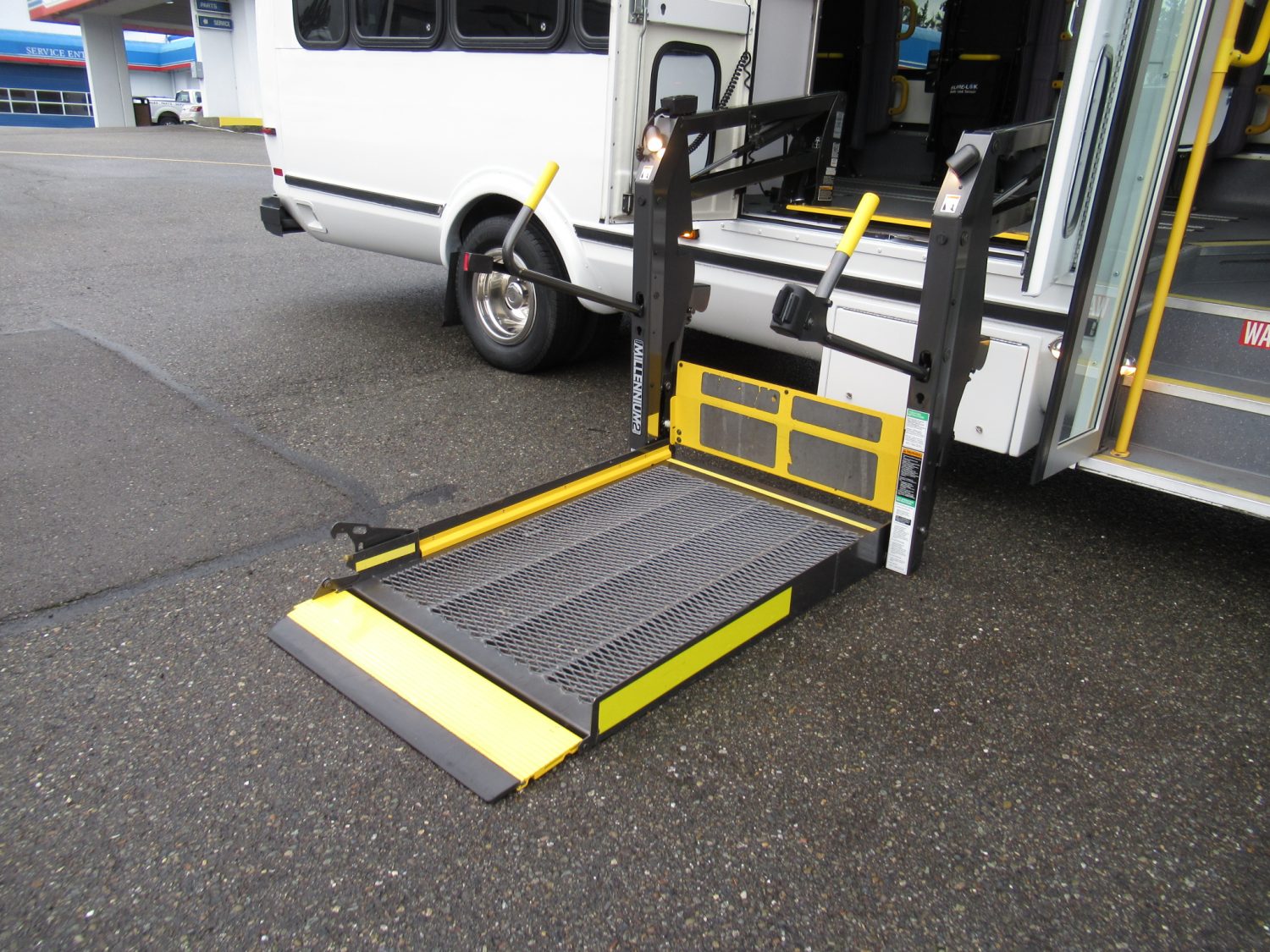 2012 Ford Eldorado Aerotech 13 Passenger ADA Shuttle Bus - S41452 - Image 12