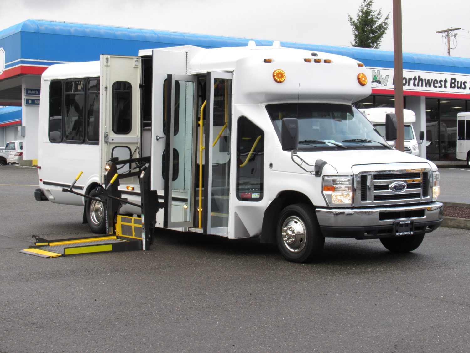 2012 Ford Eldorado Aerotech 13 Passenger ADA Shuttle Bus - S41452