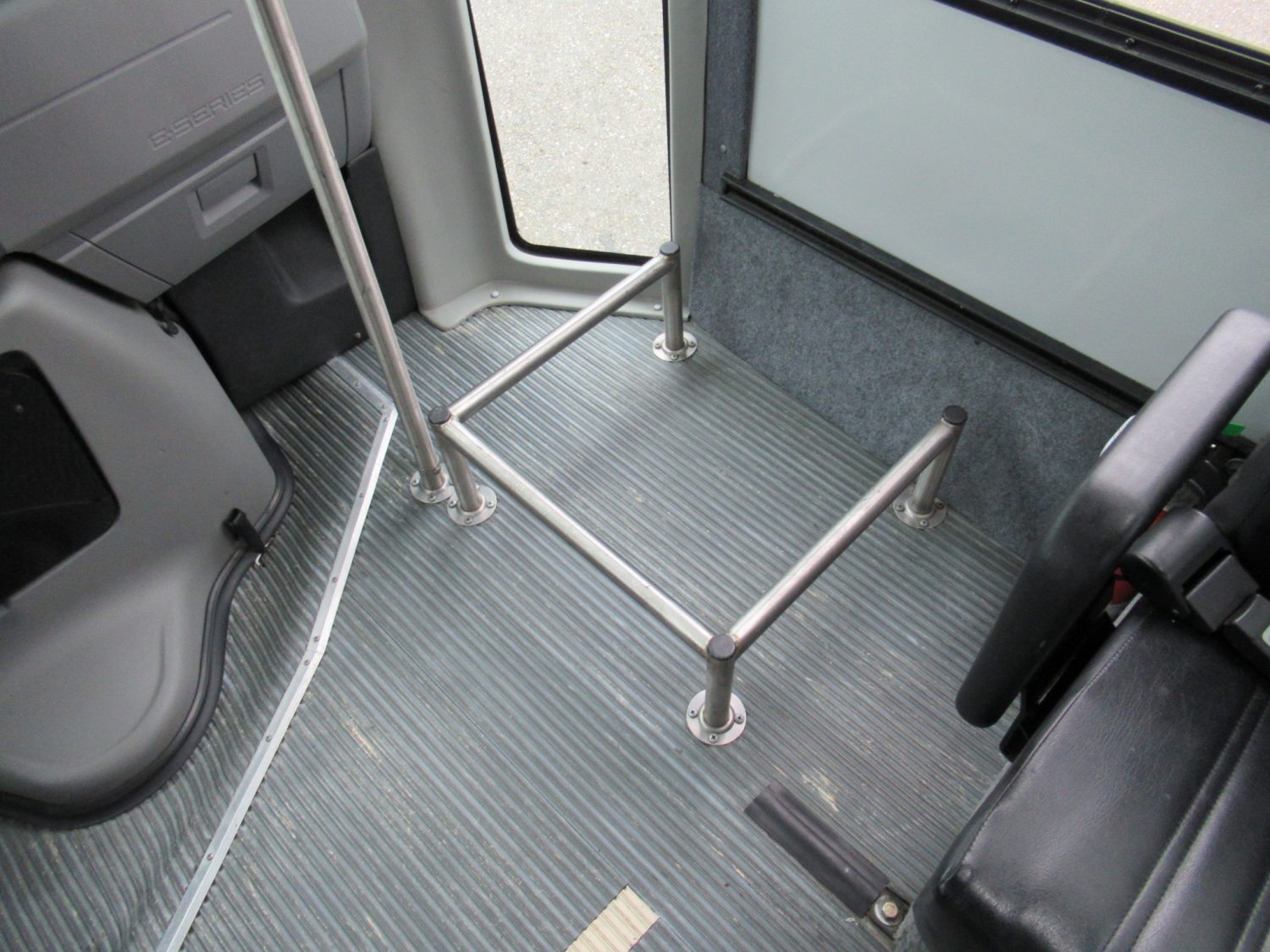 2016 Ford Eldorado Aerotech 14 Passenger Interior Luggage Shuttle Bus - S23370 - Image 10