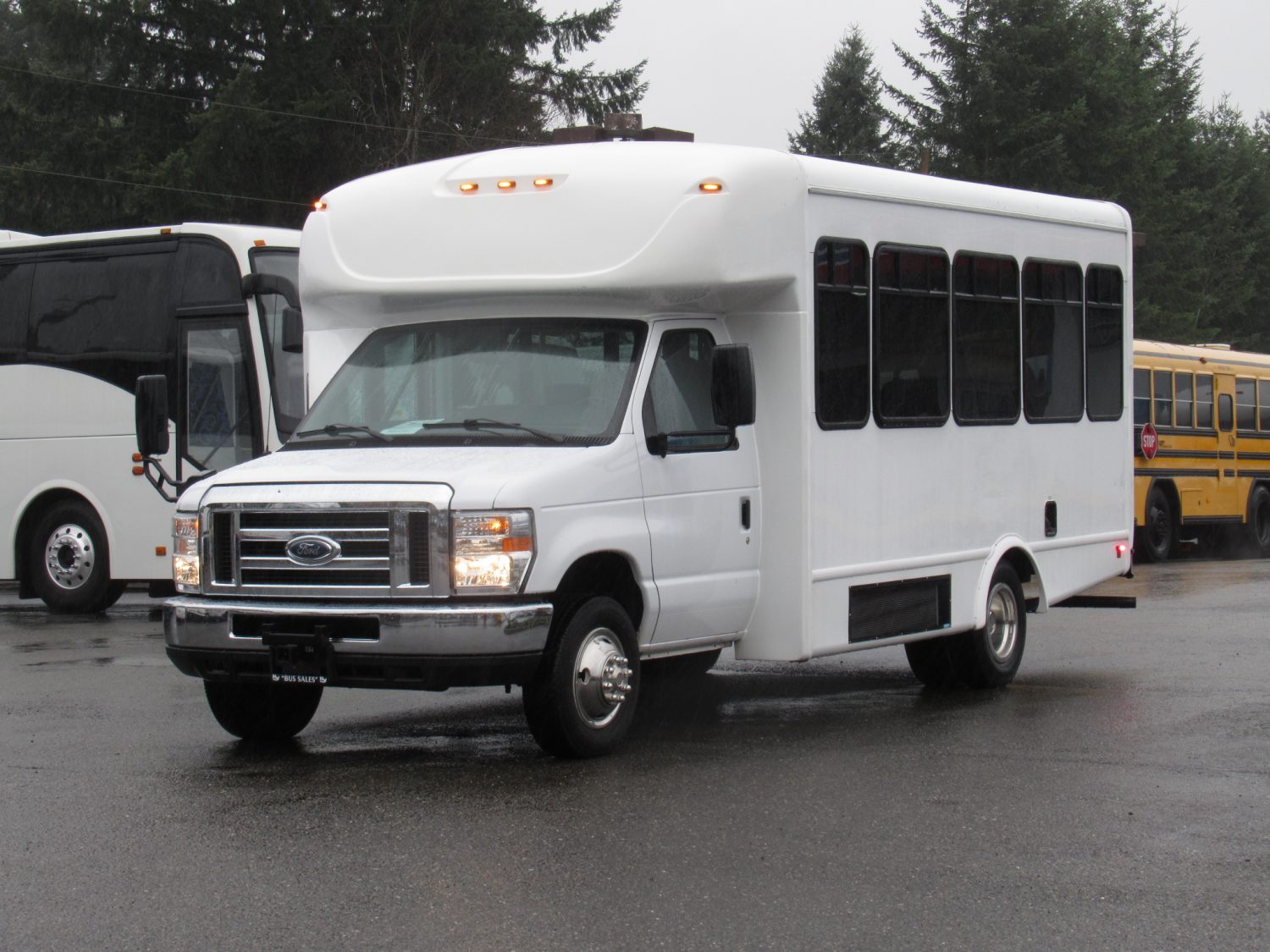 2017 Ford Starcraft Allstar 12 Passenger + 2 Wheelchairs Shuttle Bus - S29341 - Image 2
