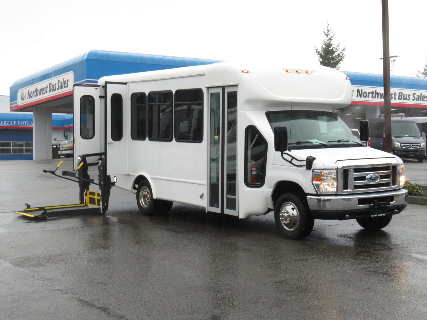 2017 Ford Starcraft Allstar 12 Passenger + 2 Wheelchairs Shuttle Bus - S29341