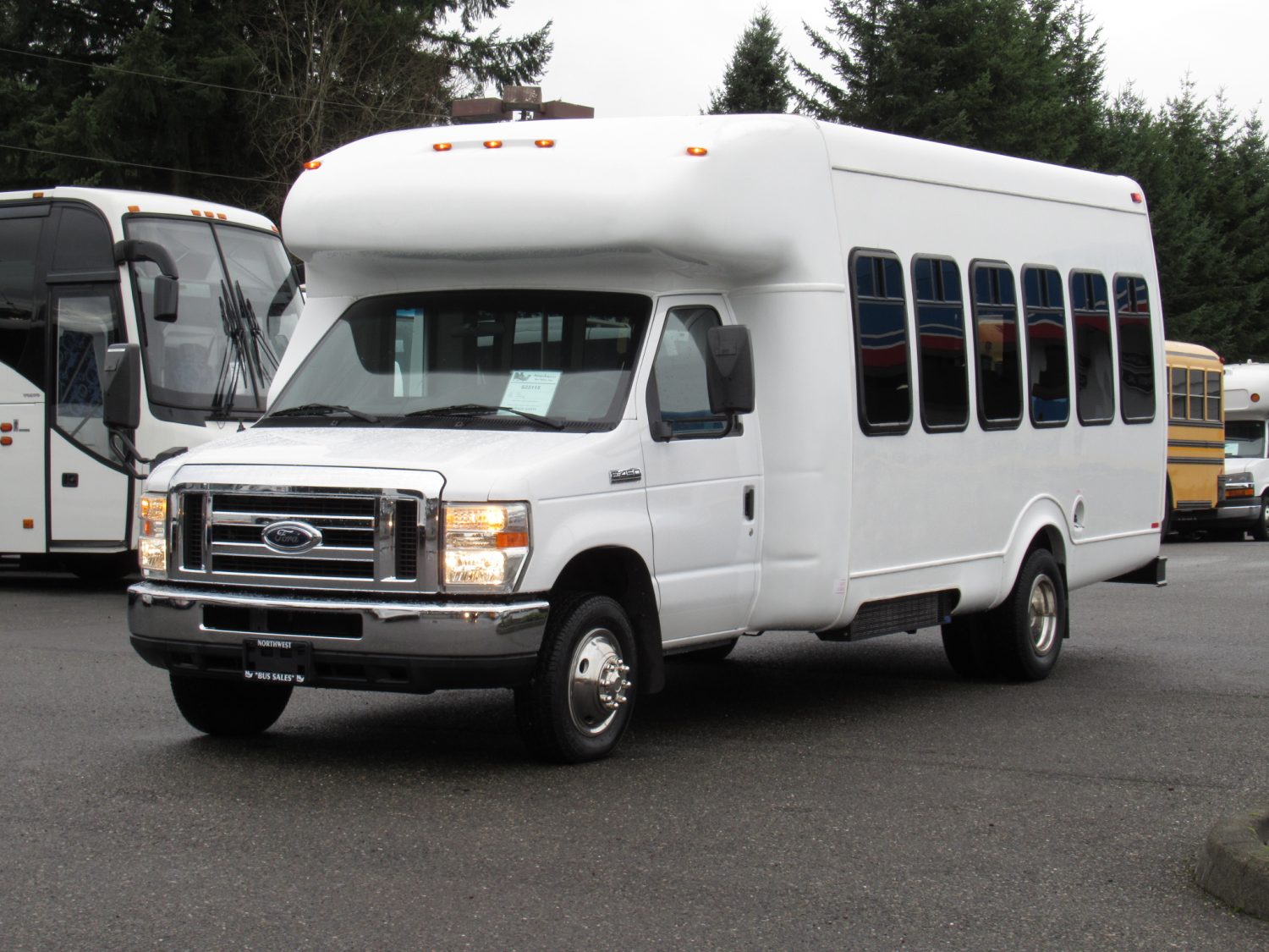 2009 Ford Startrans Senator 16+2 ADA Shuttle Bus - S25115 - Image 2