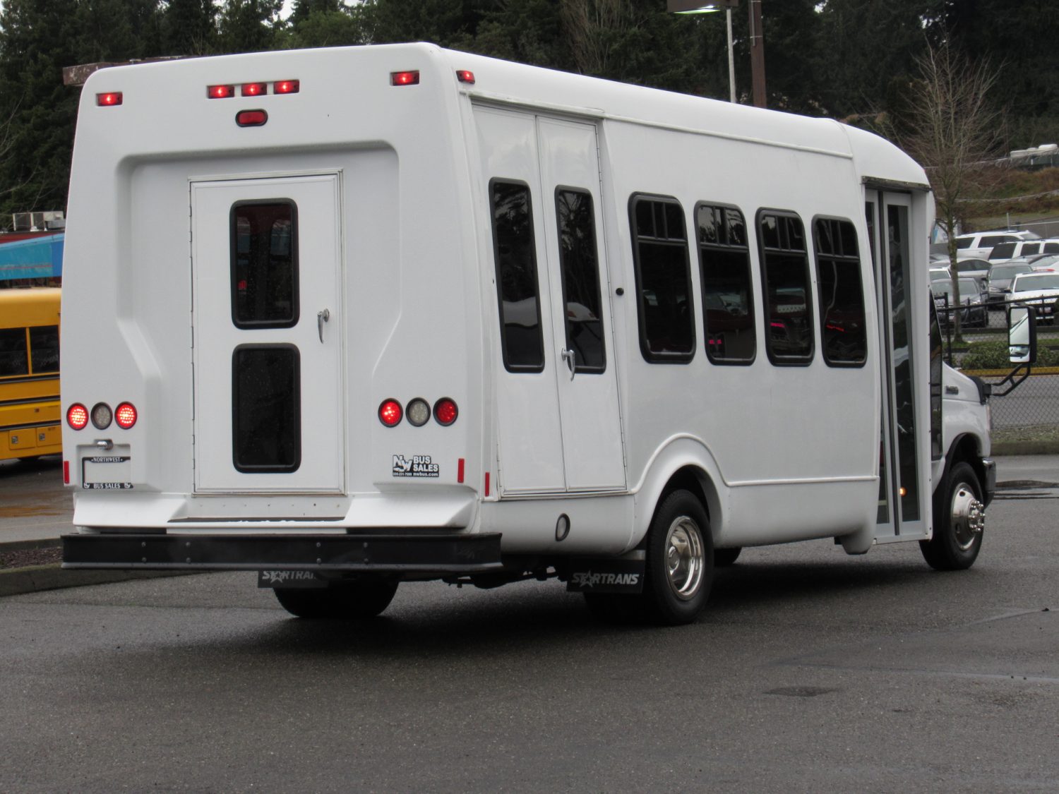 2009 Ford Startrans Senator 16+2 ADA Shuttle Bus - S25115 - Image 3