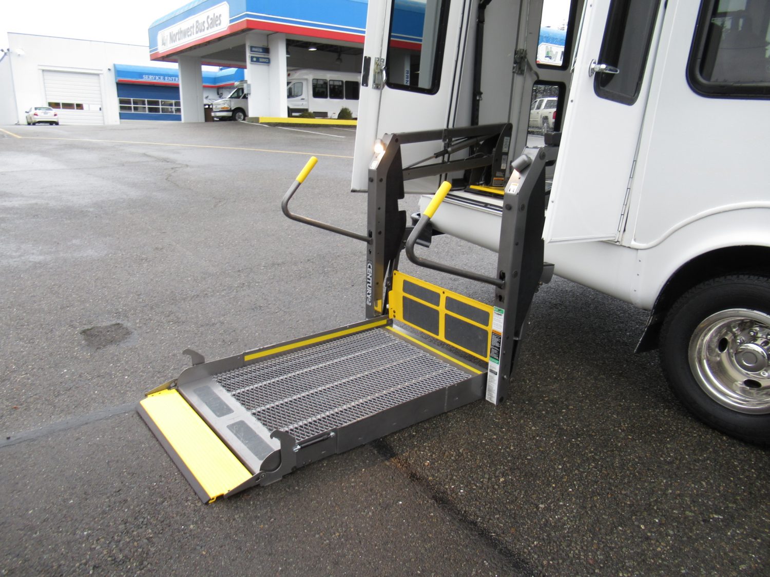 2009 Ford Startrans Senator 16+2 ADA Shuttle Bus - S25115 - Image 10