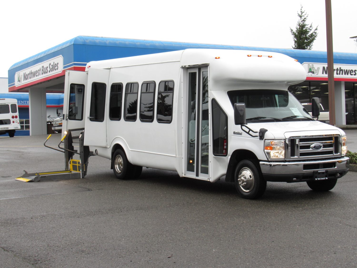 2009 Ford Startrans Senator 16+2 ADA Shuttle Bus - S25115