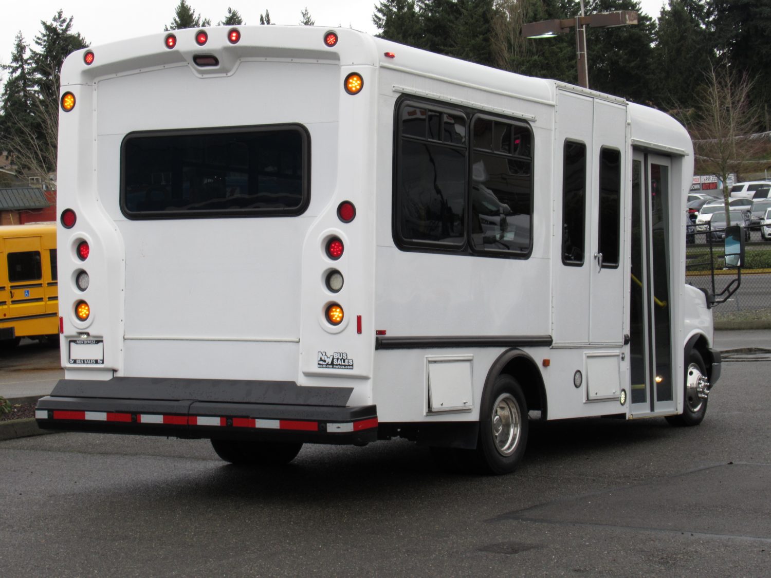 2010 Chevrolet Startrans 10 Passenger ADA Shuttle Bus - S21755 - Image 3