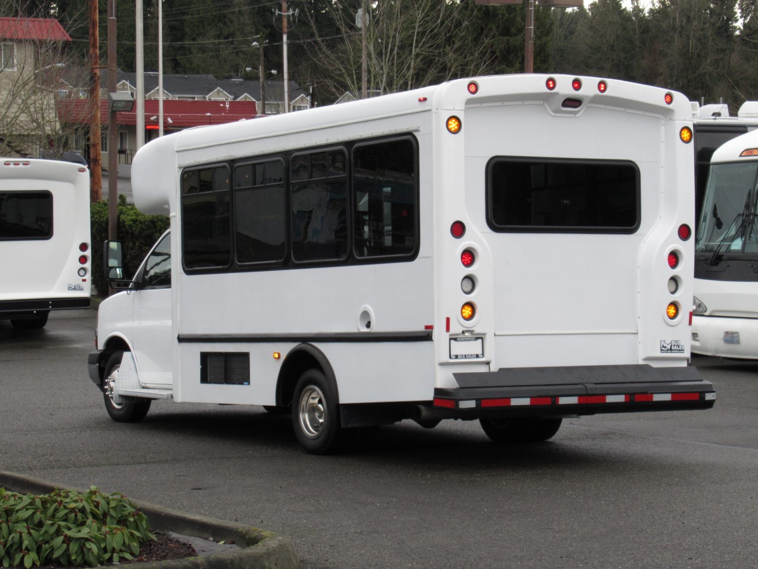2010 Chevrolet Startrans 10 Passenger ADA Shuttle Bus - S21755 - Image 4