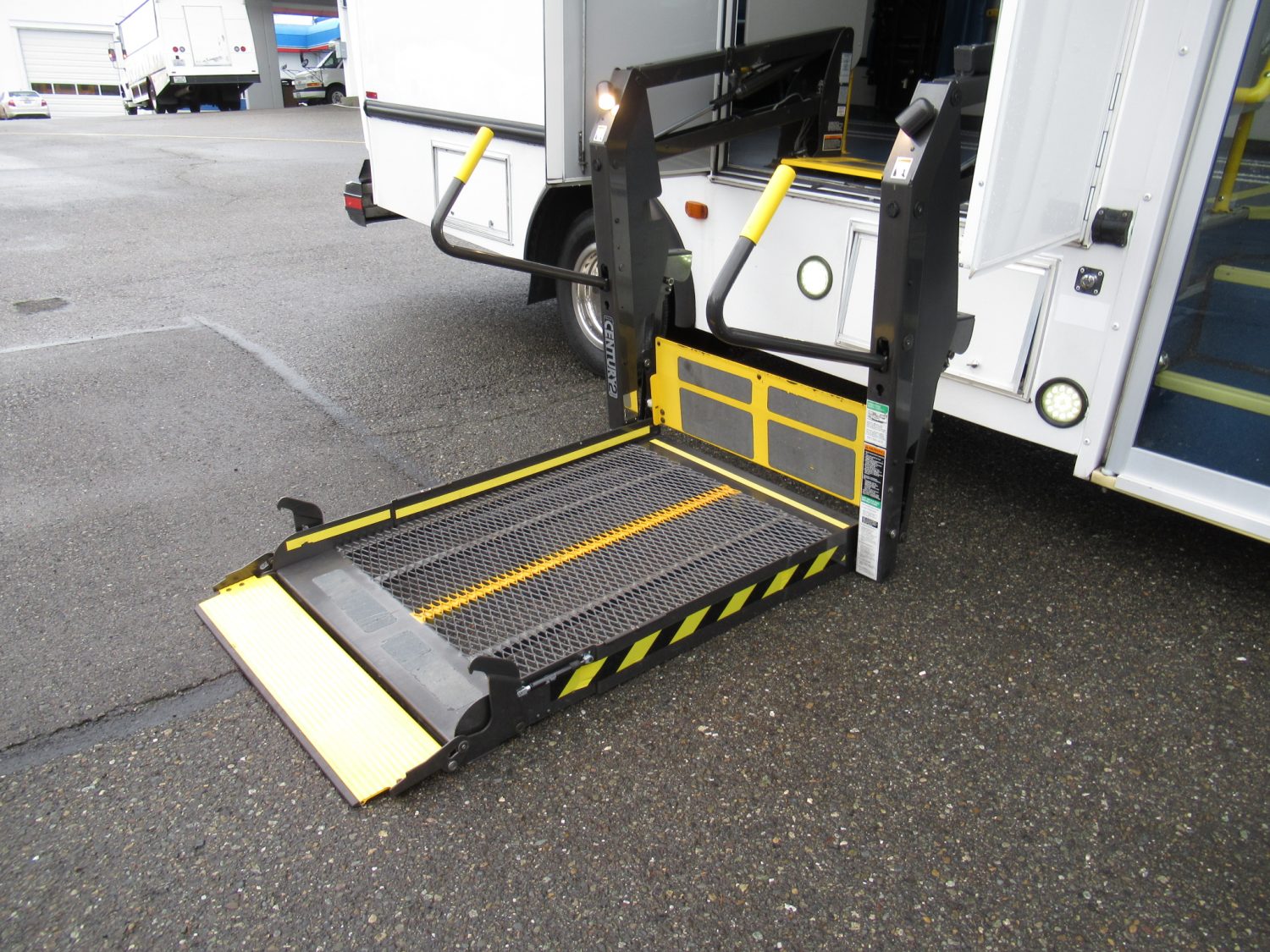 2010 Chevrolet Startrans 10 Passenger ADA Shuttle Bus - S21755 - Image 10