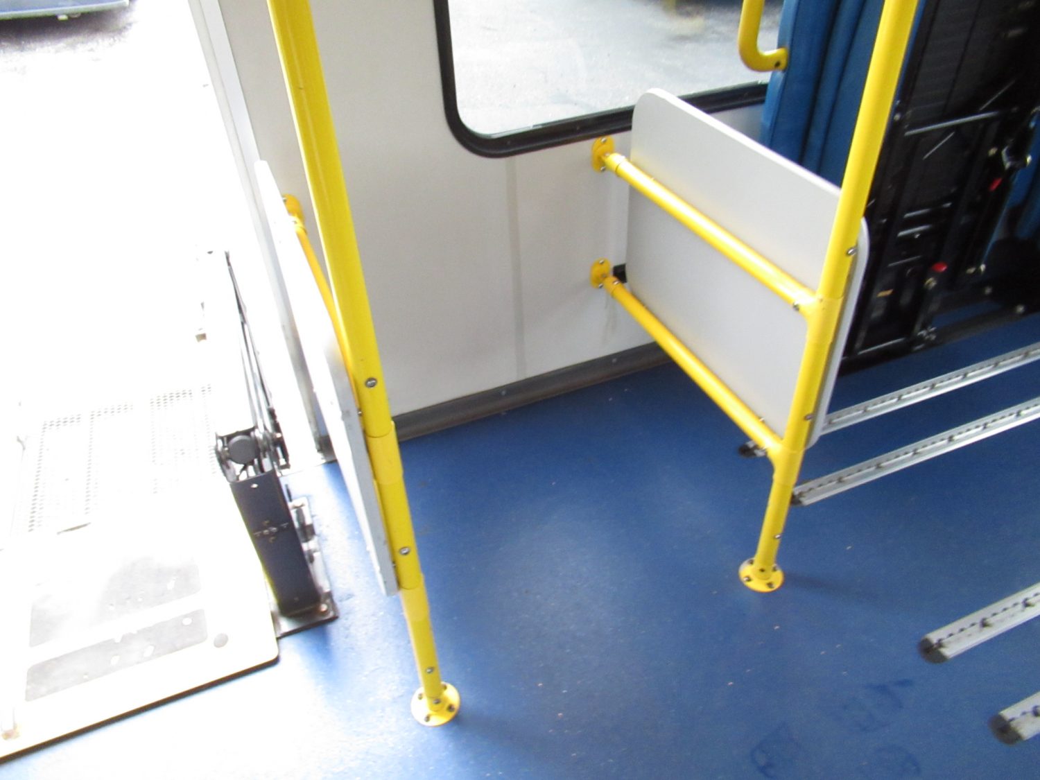 2010 Chevrolet Startrans 10 Passenger ADA Shuttle Bus - S21755 - Image 9