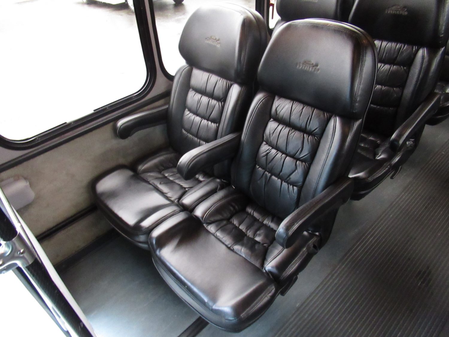 2008 Chevrolet TurtleTop 28 Passenger + Rear Luggage - S14871 - Image 9